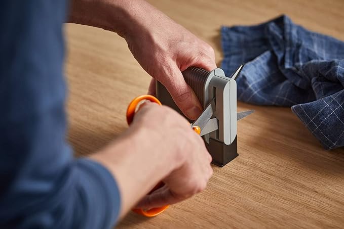 Fiskars Scissor Sharpener, for Right-Handed People, Ceramic Grinding Heads/Plastic casing, Black/Grey, 1005137