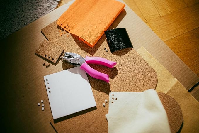 Fiskars Heart Shape Craft Hole Punch - Handheld Paper 1/4" Single Hole Punch with Cushioned Grip - Scrapbooking and Greeting Card Arts Tool