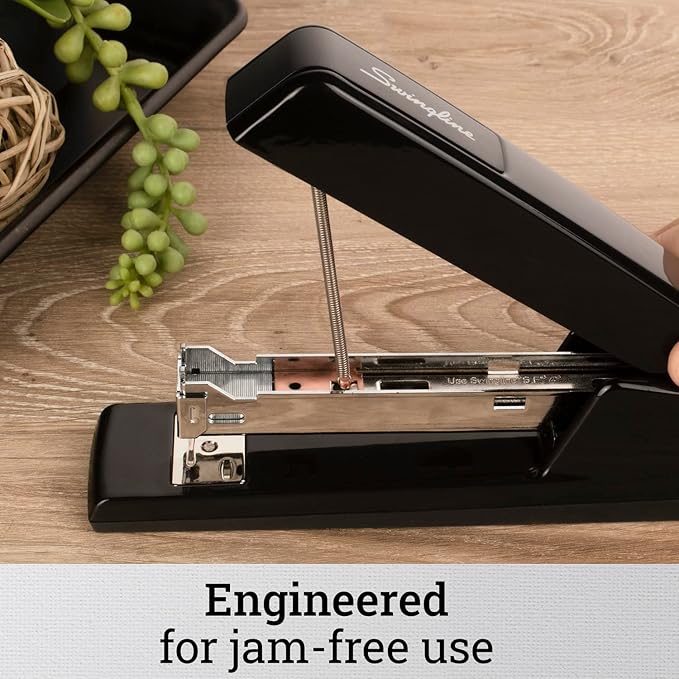 Swingline Stapler, 30 Sheet Capacity, 747 Classic Stapler, Jam Free, Metal, Black (74701)
