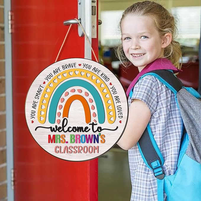 Custom Teacher Welcome Sign for Classroom Door Decoration, Custom Teacher Name Rainbow Door Hanger Signs, Back to School Wreath for First Day of School Classrooms Wall Plaque School Supplies Must Have