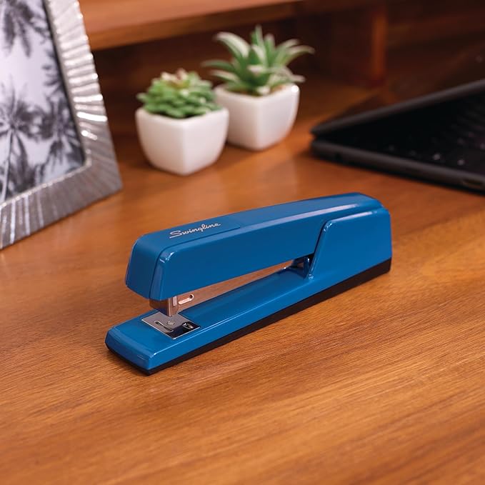 Swingline Stapler, 747 Classic Desktop Stapler, 20 Sheet Capacity, Metal, True Blue (74724)